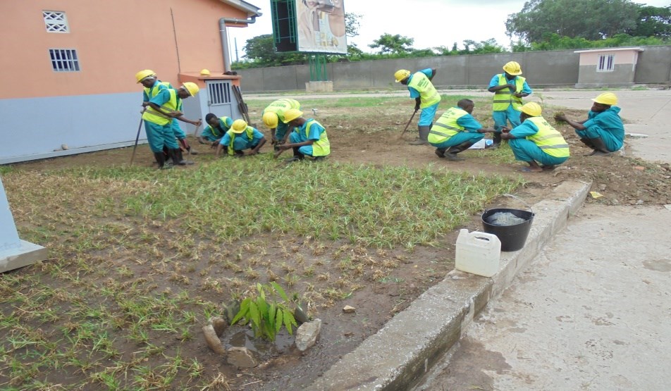 Équipe OGEC en plantation de gazon